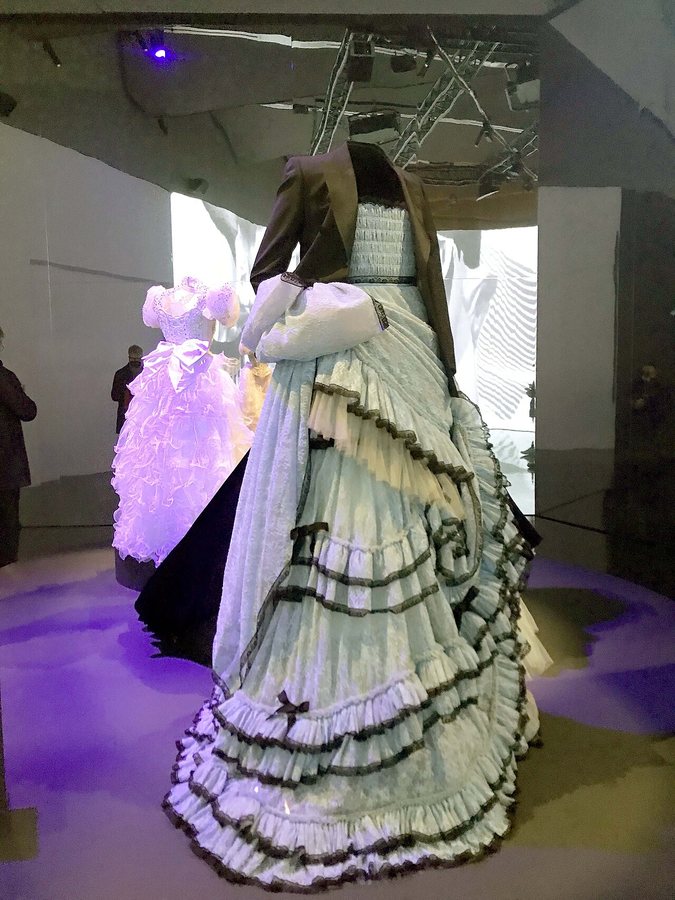 Niebieska suknia Gucci noszona przez Styles na okładce magazynu Vogue, eksponowana w Muzeum V&A
