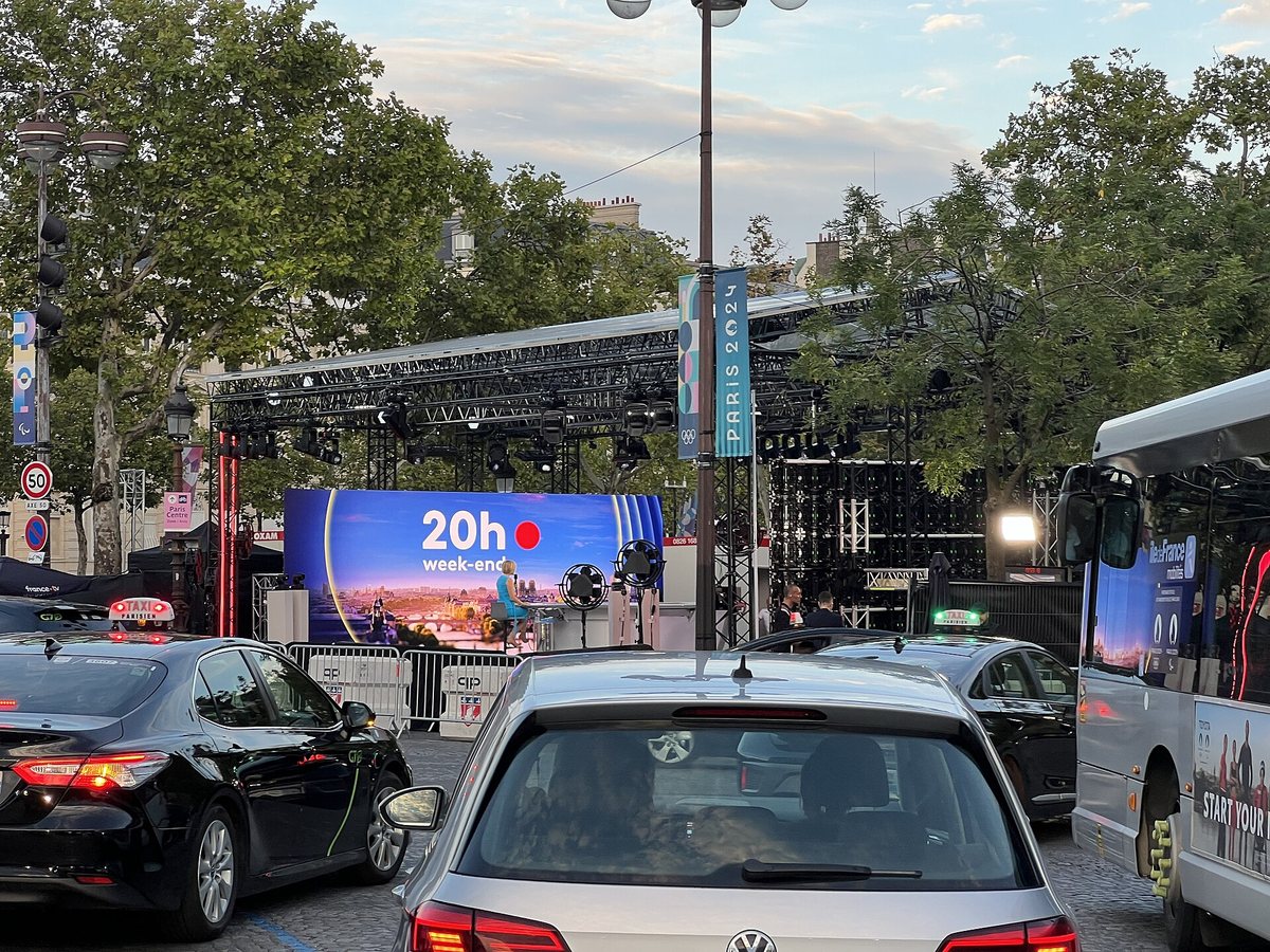 СМИ: в Париже около 100 человек напали на штаб-квартиру телеканала CNews