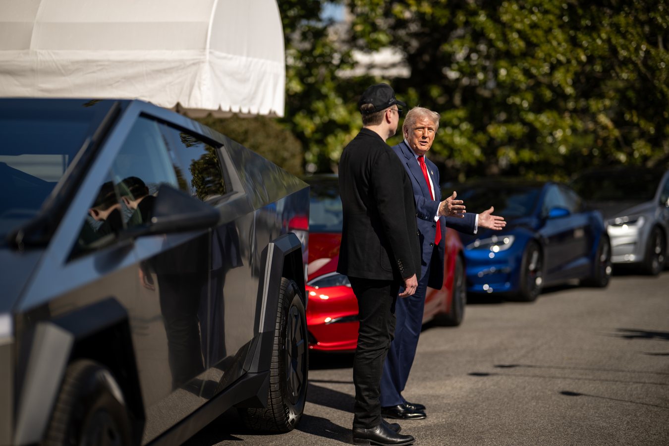 La rupture Trump-Musk semblait définitive. Un an plus tard, ils se parlent de nouveau