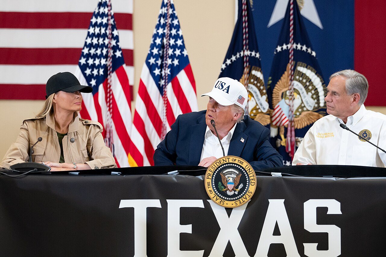 Melania Trump (à gauche) avec le président Donald Trump et le gouverneur du Texas Greg Abbott le 11 juillet 2025