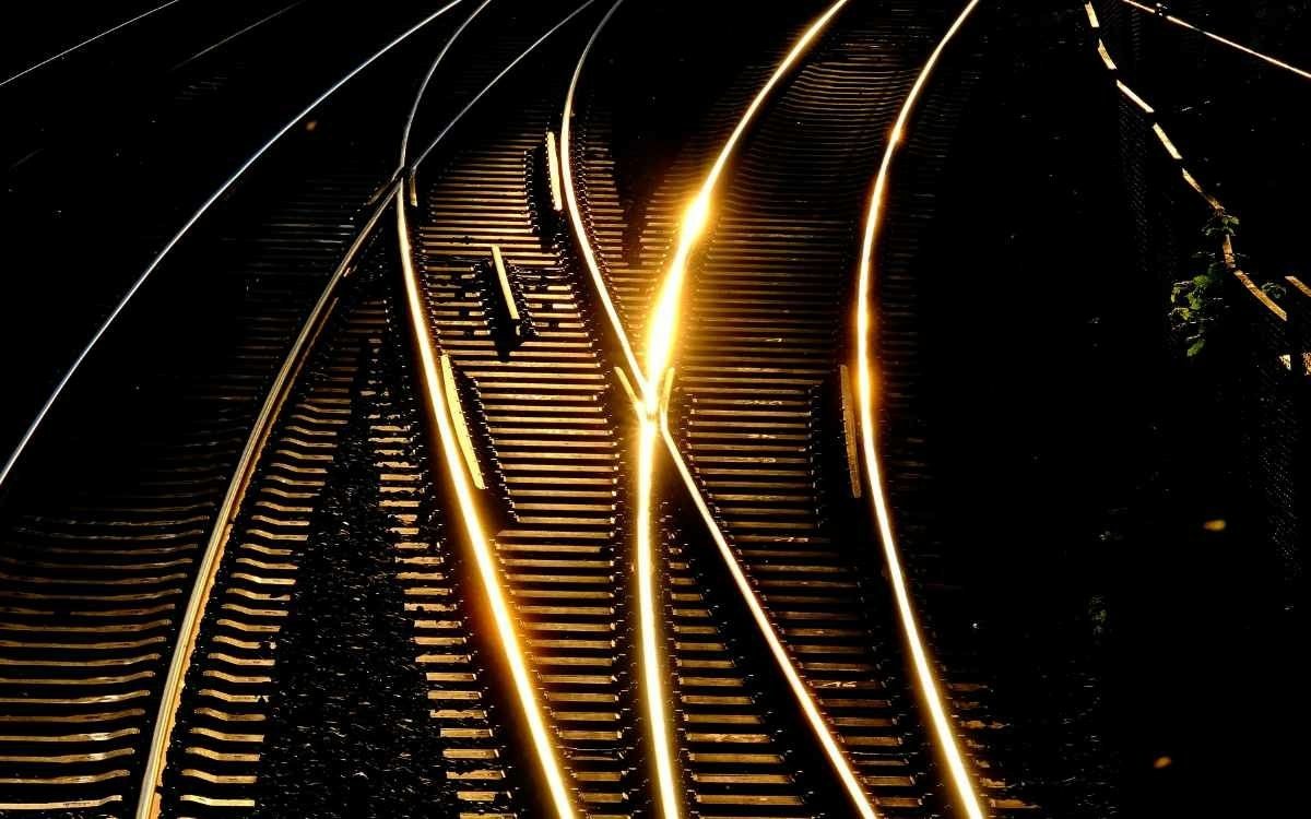 Frau stürzt von Eisenbahnbrücke in Bayreuth auf fahrendes Auto