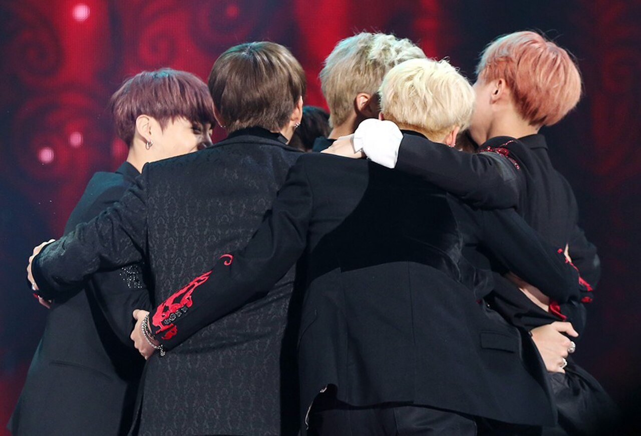 BTS отримують свою першу велику корейську нагороду, «Альбом року», на церемонії Melon Music Awards 19 листопада 2016 року