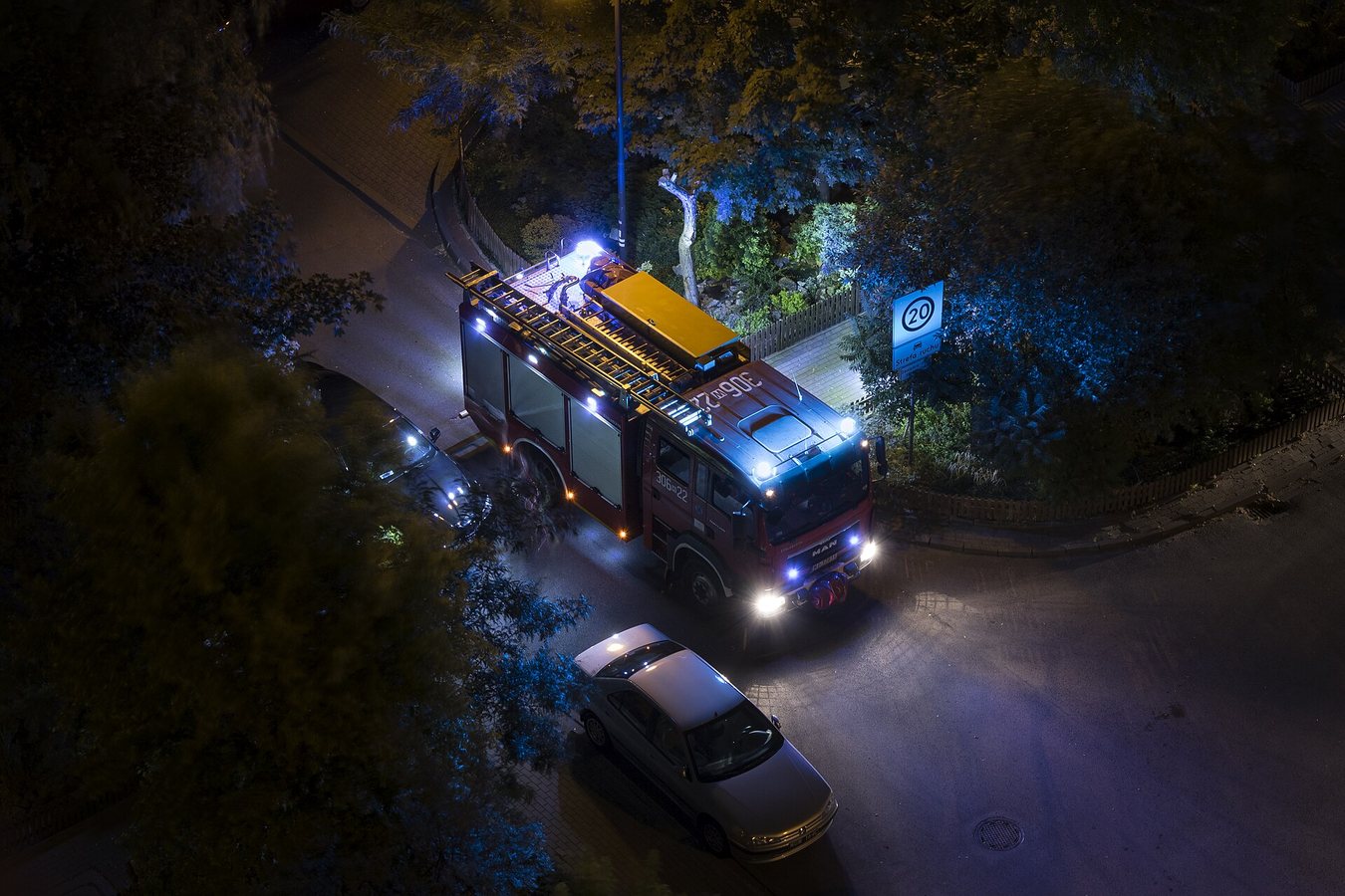 Policjanci nie czekali na strażaków. Weszli do płonącego budynku