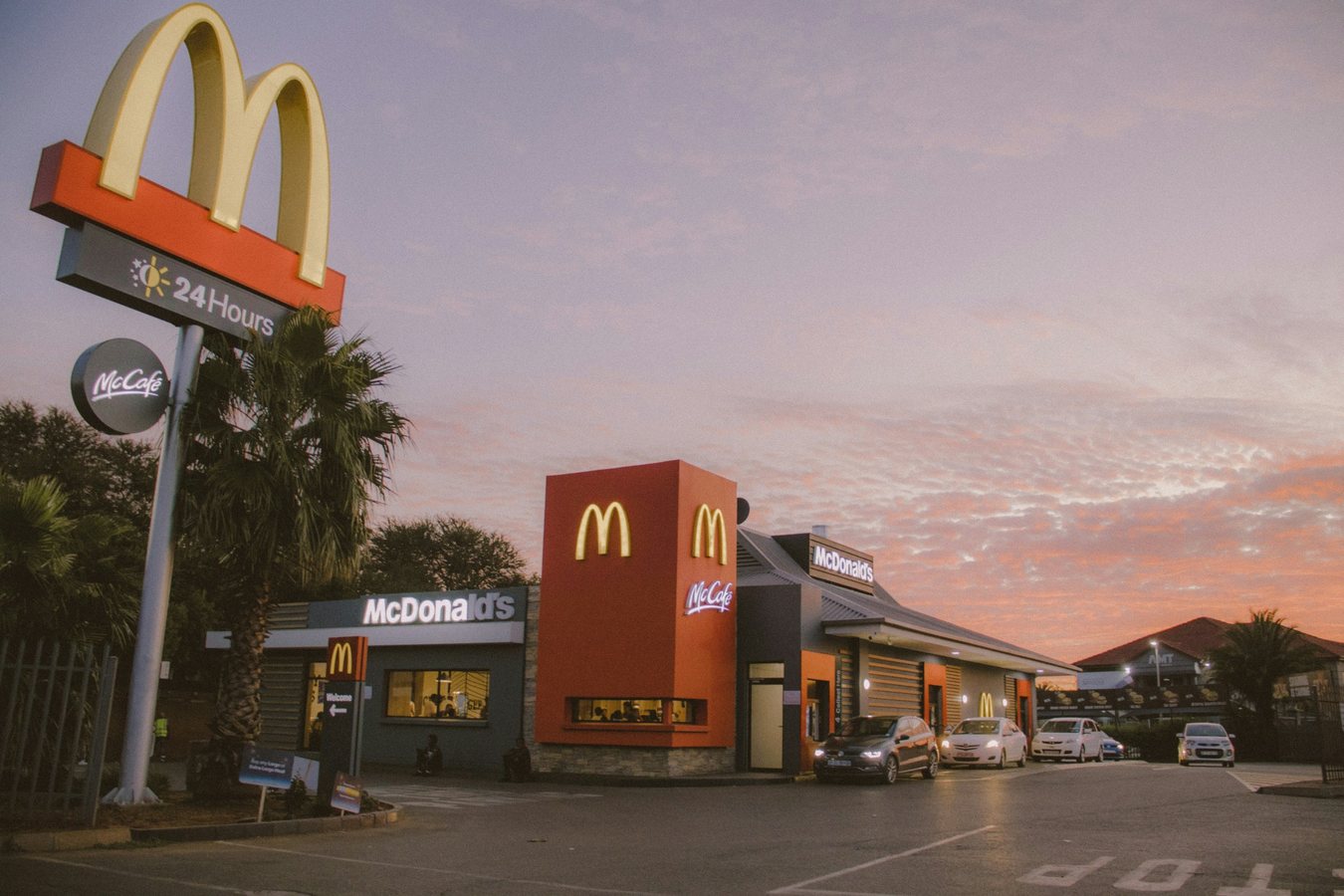 Что известно об охране в итальянских McDonald’s без вирусных преувеличений