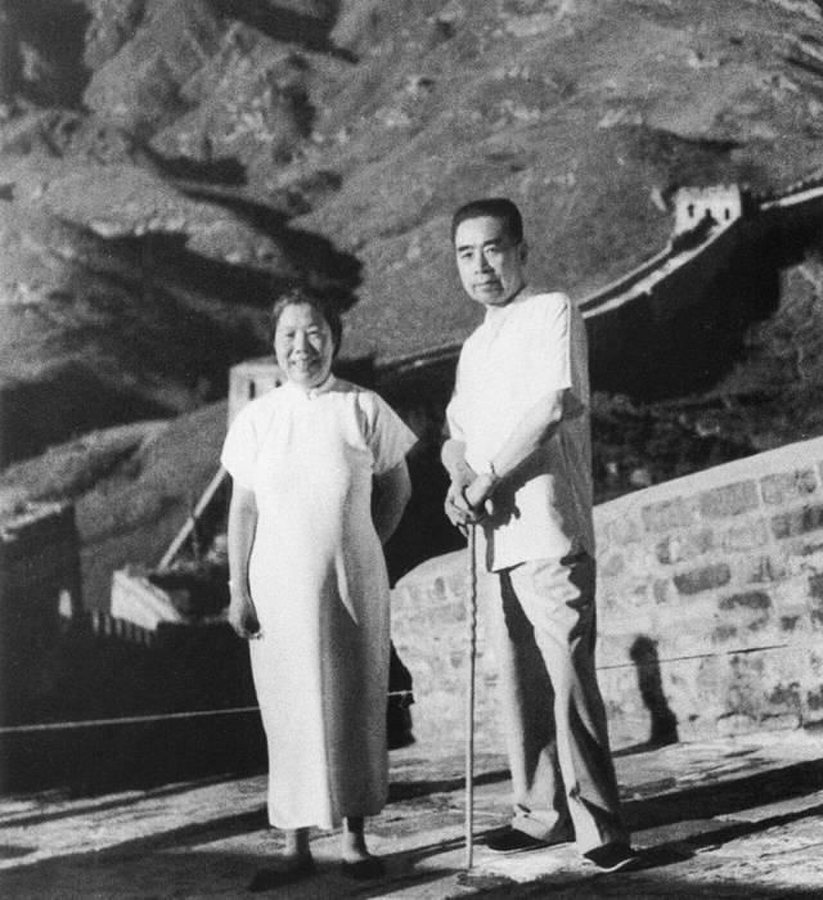 Zhou und seine Frau Deng am Abschnitt Badaling der Chinesischen Mauer (1955)
