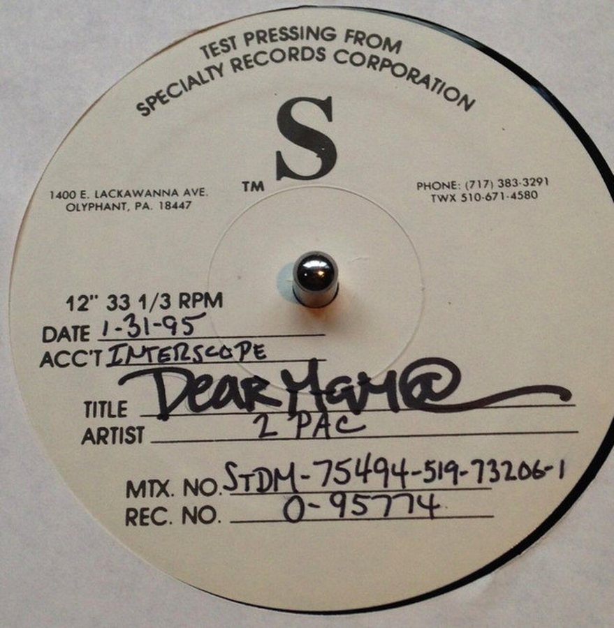 Prensagem de teste do single "Dear Mama"; o single de platina está entre as músicas mais importantes da história do hip-hop.