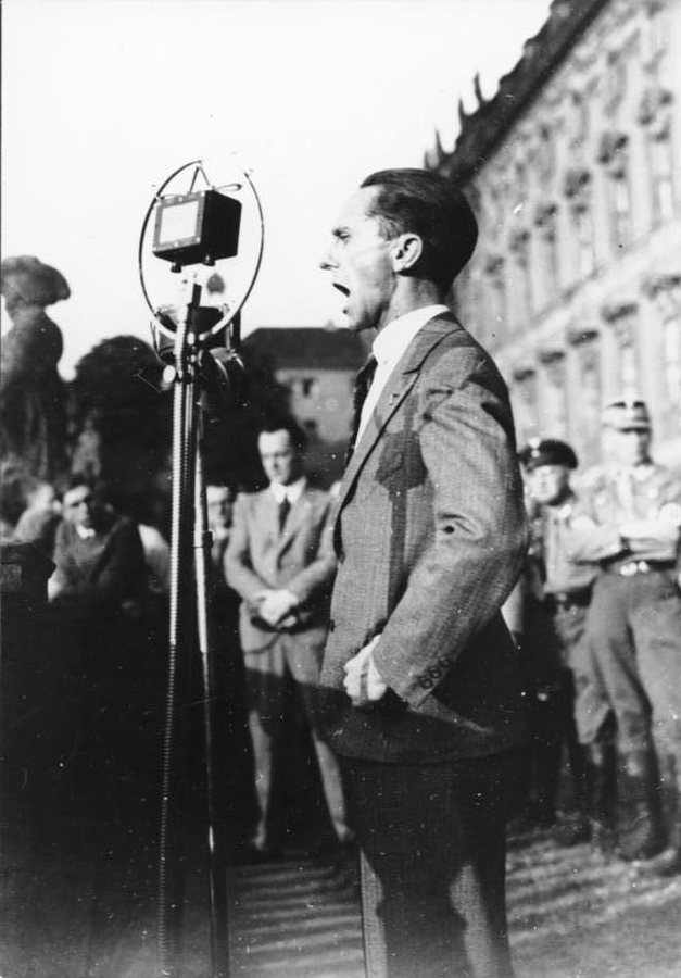 Bundesarchiv Bild 119-2406-01, Berlin Lustgarten, speech by Joseph Goebbels