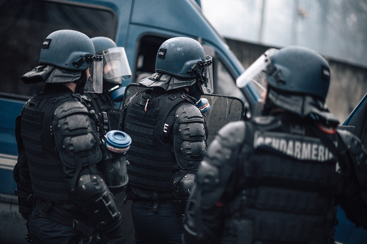 Во Франции во время беспорядков пострадали 60 полицейских