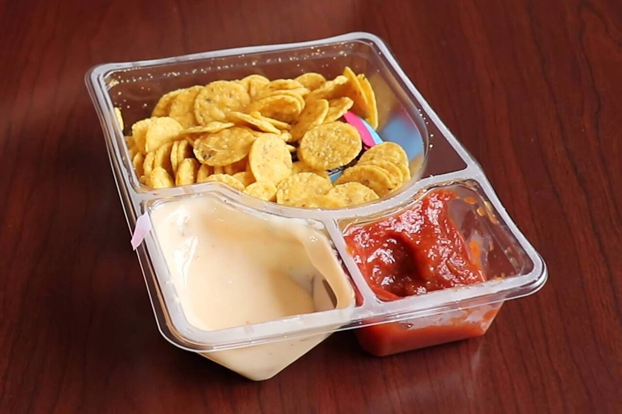 Lunchly-Nachos-Chips mit Queso Blanco und Salsa als Snack-Set