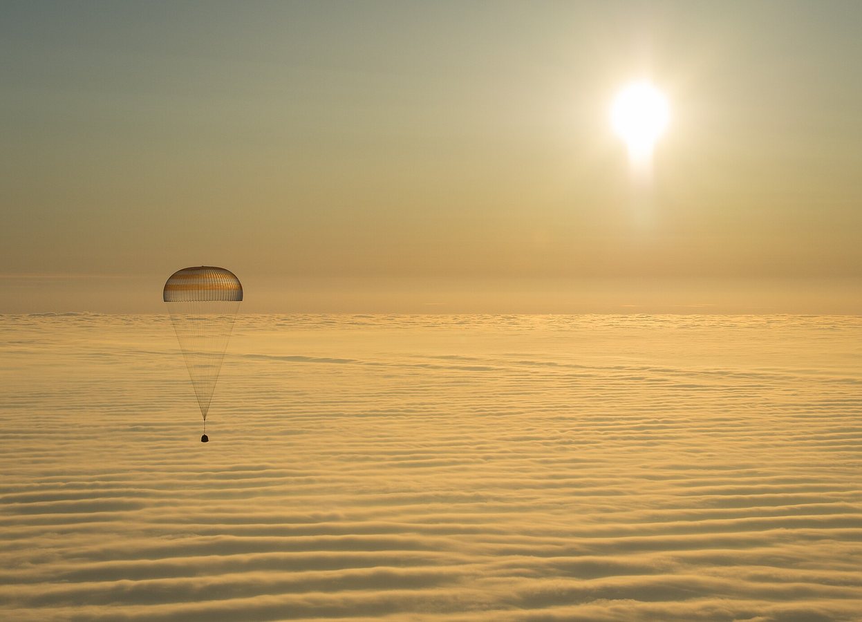 Spacecraft returns to Earth after rescue mission for ageing Nasa telescope fails