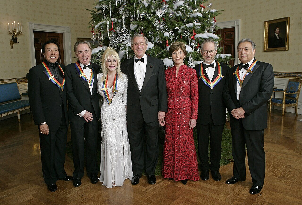 Prezydent George W. Bush i pierwsza dama Laura Bush z laureatami Kennedy Center w Błękitnym Pokoju Białego Domu podczas przyjęcia w 2006; od lewej: William "Smokey" Robinson, Andrew Lloyd Webber, Parton, Steven Spielberg i Zubin Mehta