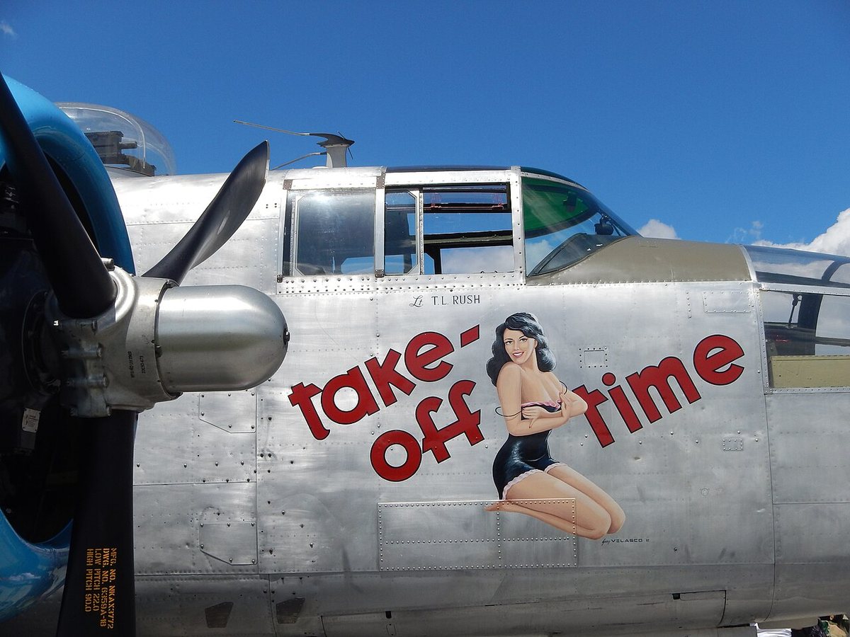 Nose art z wizerunkiem pin-up girl na odrestaurowanym bombowcu B-25J z czasów II wojny światowej Take-off Time