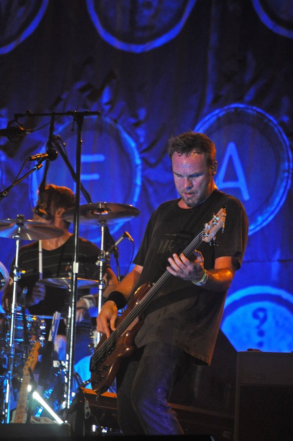 Pearl Jam’s Bass Player Is a Style Innovator