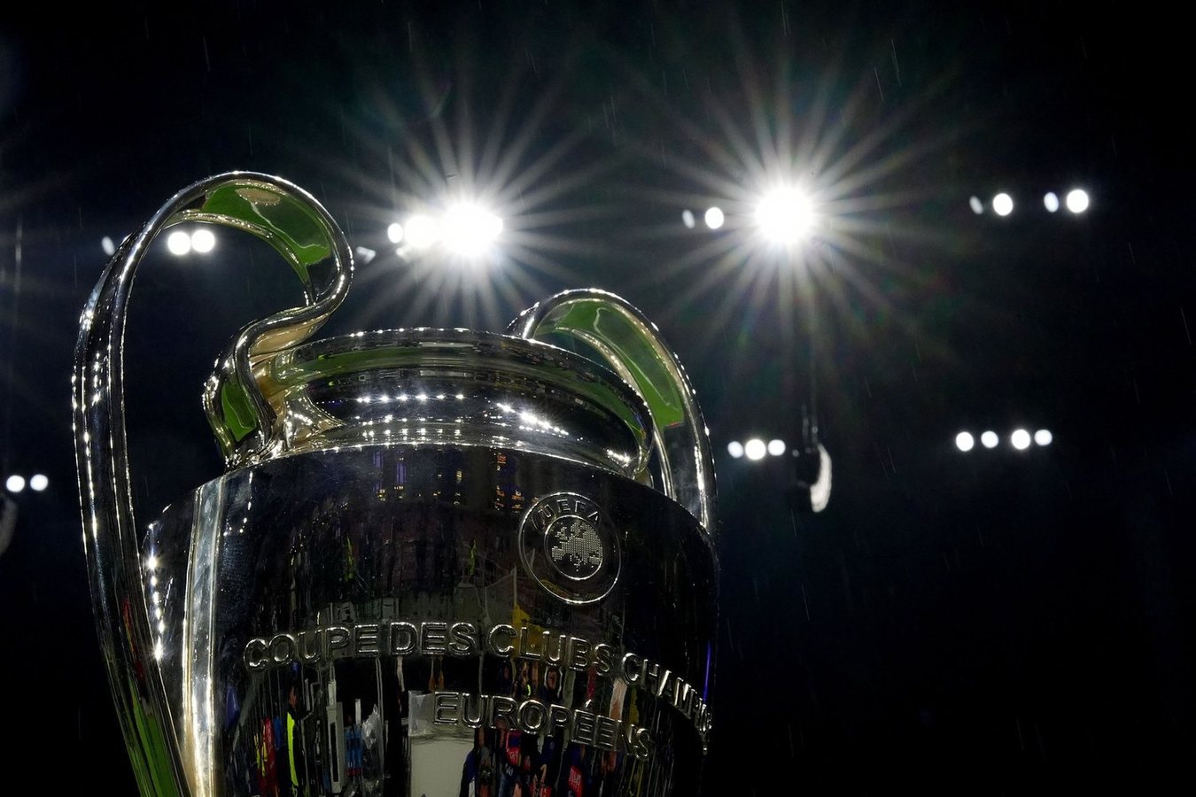 Etapa a doua din UCL: Lens - Sporting / Sabah Baku - Slavia Praga, 19:45, DGS 1, 2. Galatasaray - Barcelona / Inter - Brugge, 22:00, DGS 1, 3. Programul complet