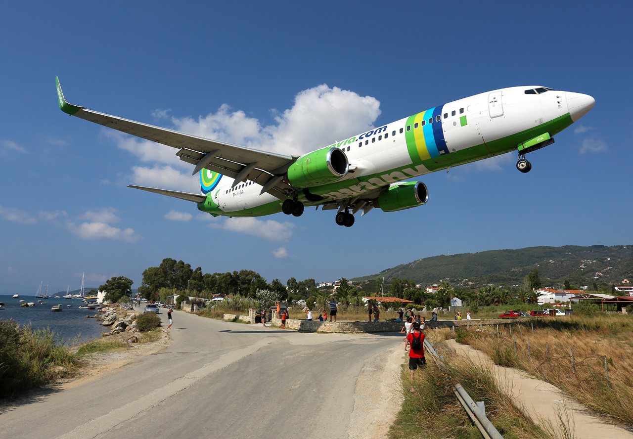 Turista italiana di 52 anni gravemente ferita a Skiathos, investita dal getto dei motori di un aereo in fase di decollo