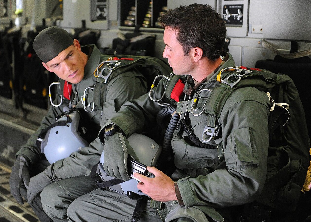 Ritchson (links) mit Alex O'Loughlin bei Dreharbeiten vor Ort für die Fernsehserie Hawaii Five-0, 2013