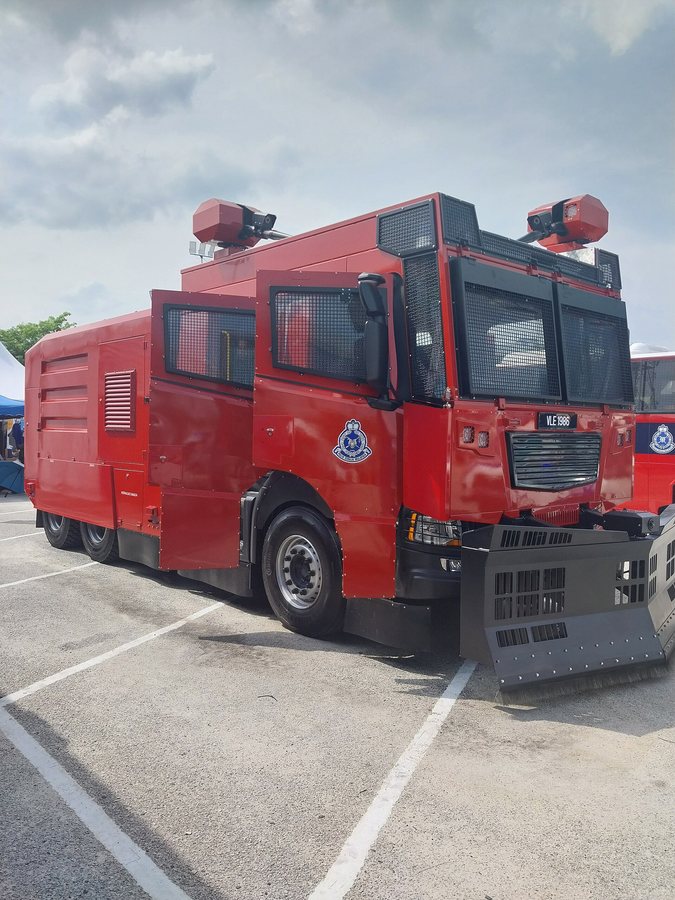 Politie zet weer traangas in nadat relschoppers auto’s kort en klein slaan in Brussel, ramen ingegooid bij PS - Franse regering stuurt extra politie naar Marseille