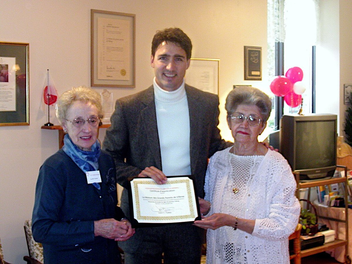 Trudeau (al centro) nel 2007 con le cofondatrici Lucille Girard e Jacqueline Desjardins della Maison des Grands-Parents, durante il 15º anniversario dell'organizzazione