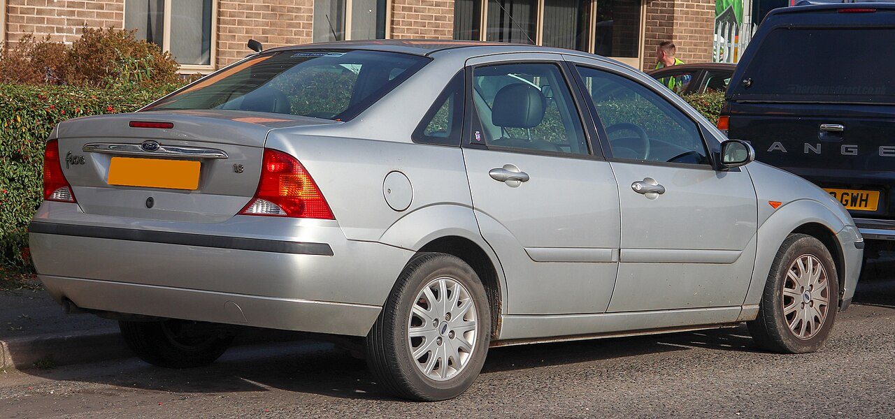 Ford Focus Ghia berlina 1.8 de 2002, vista trasera