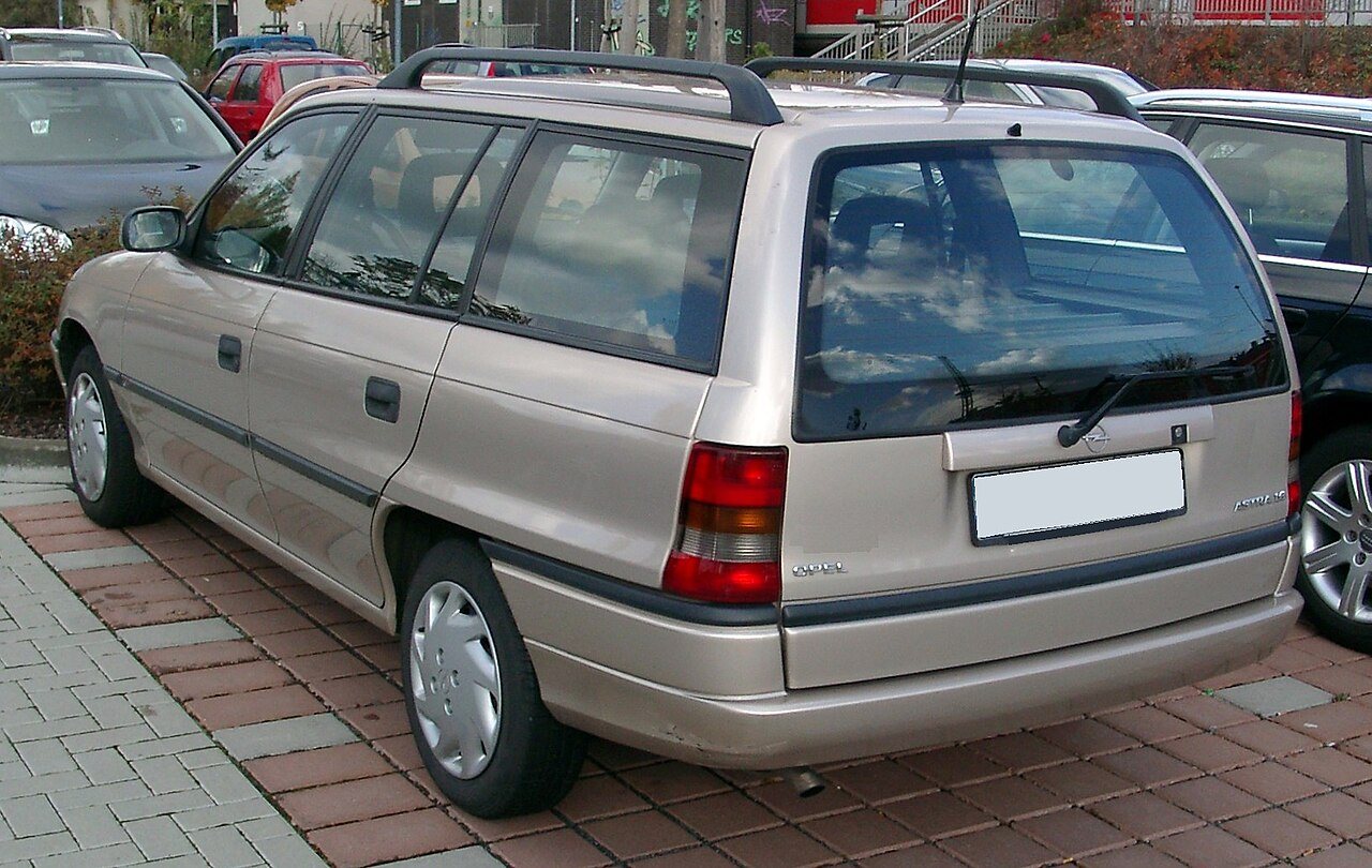 Vista trasera de un Opel Astra, octubre de 2007