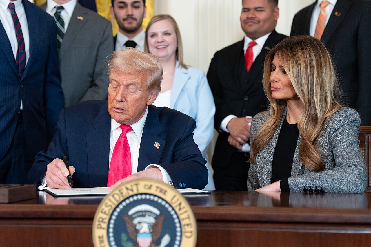 Melania Trump signant le décret présidentiel « Fostering the Future » aux côtés de son mari le 13 novembre 2025
