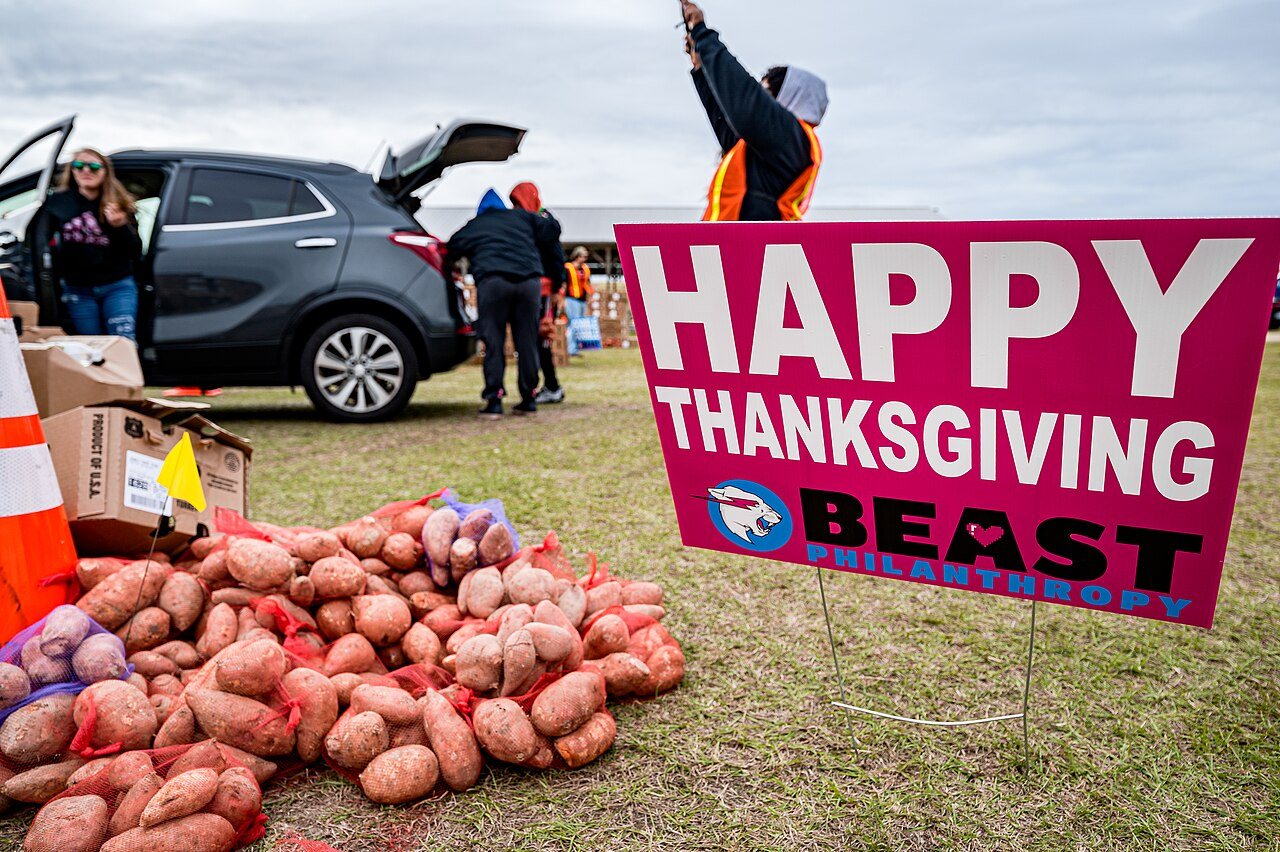 Greenville erhielt Thanksgiving-Mahlzeiten im Rahmen einer Initiative von Beast Philanthropy und Jennie-O