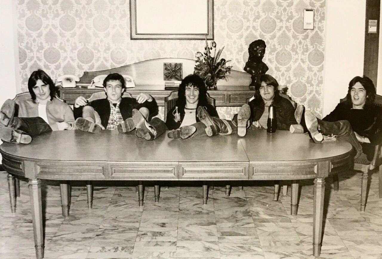 1977年、ATCOレコードのための宣材写真のAC/DC。左からフィル・ラッド、アンガス、スコット、マルコム、クリフ・ウィリアムズ