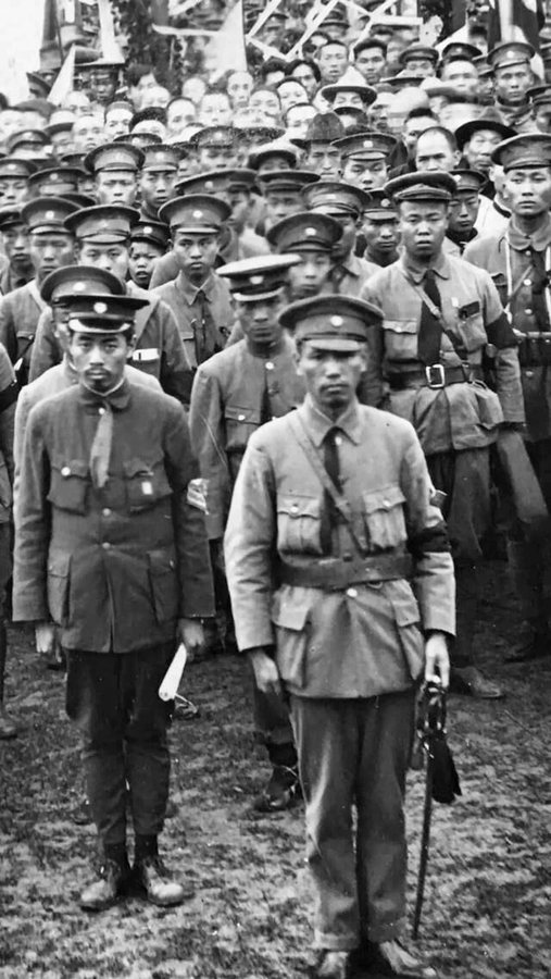 Chiang Kai-shek (Mitte) und Zhou Enlai (links) mit Kadetten an der Whampoa-Militärakademie (1924)