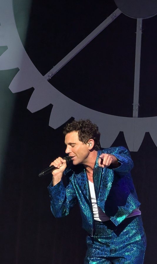 Mika vystupuje v roce 2026 na turné "Spinning Out", kde zpívá Hyperlove