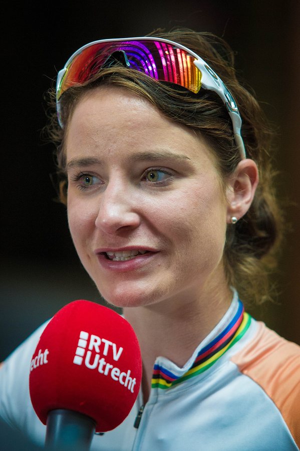 Ze liet haar tranen de vrije loop: Marianne Vos kroont zich op haar 39ste opnieuw tot wereldkampioen gravel