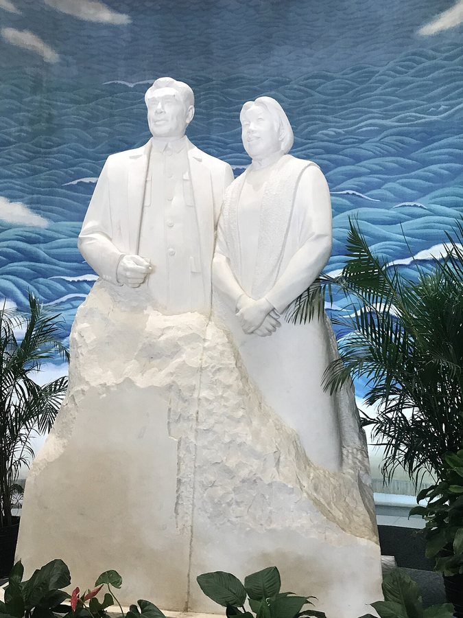 Statue von Zhou und Deng im Gedenkmuseum für Zhou Enlai und Deng Yingchao in Tianjin