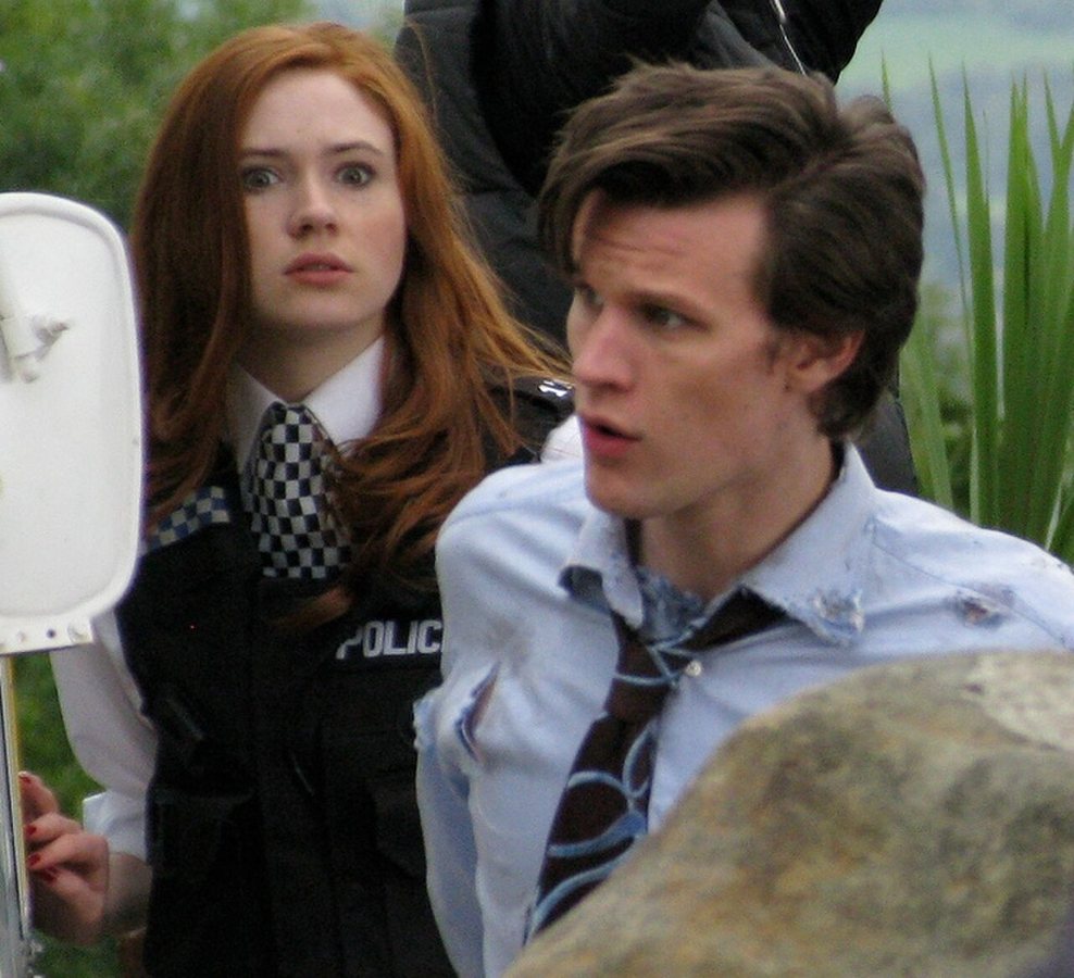 Karen Gillan (als Amy Pond) und Matt Smith (als Elfter Doctor) am Set von Doctor Who („Die elfte Stunde“). Beliebte Franchises wie Doctor Who haben zahlreiche Fan-Fiction-Geschichten inspiriert, die überwiegend von jungen Autorinnen geschrieben wurden.