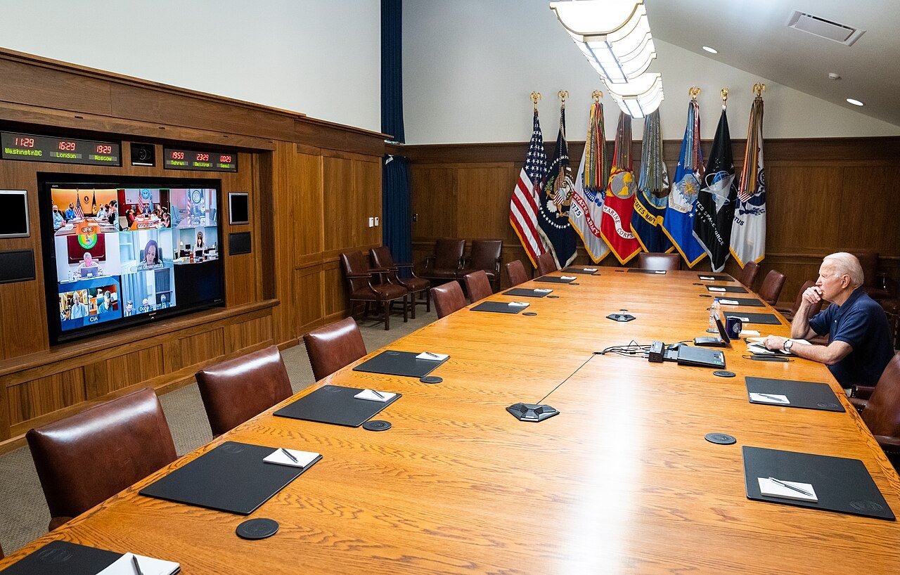 Biden podczas wideokonferencji z wiceprezydent Kamalą Harris i zespołem ds. bezpieczeństwa narodowego USA, omawiający upadek Kabulu 15 sierpnia 2021 roku