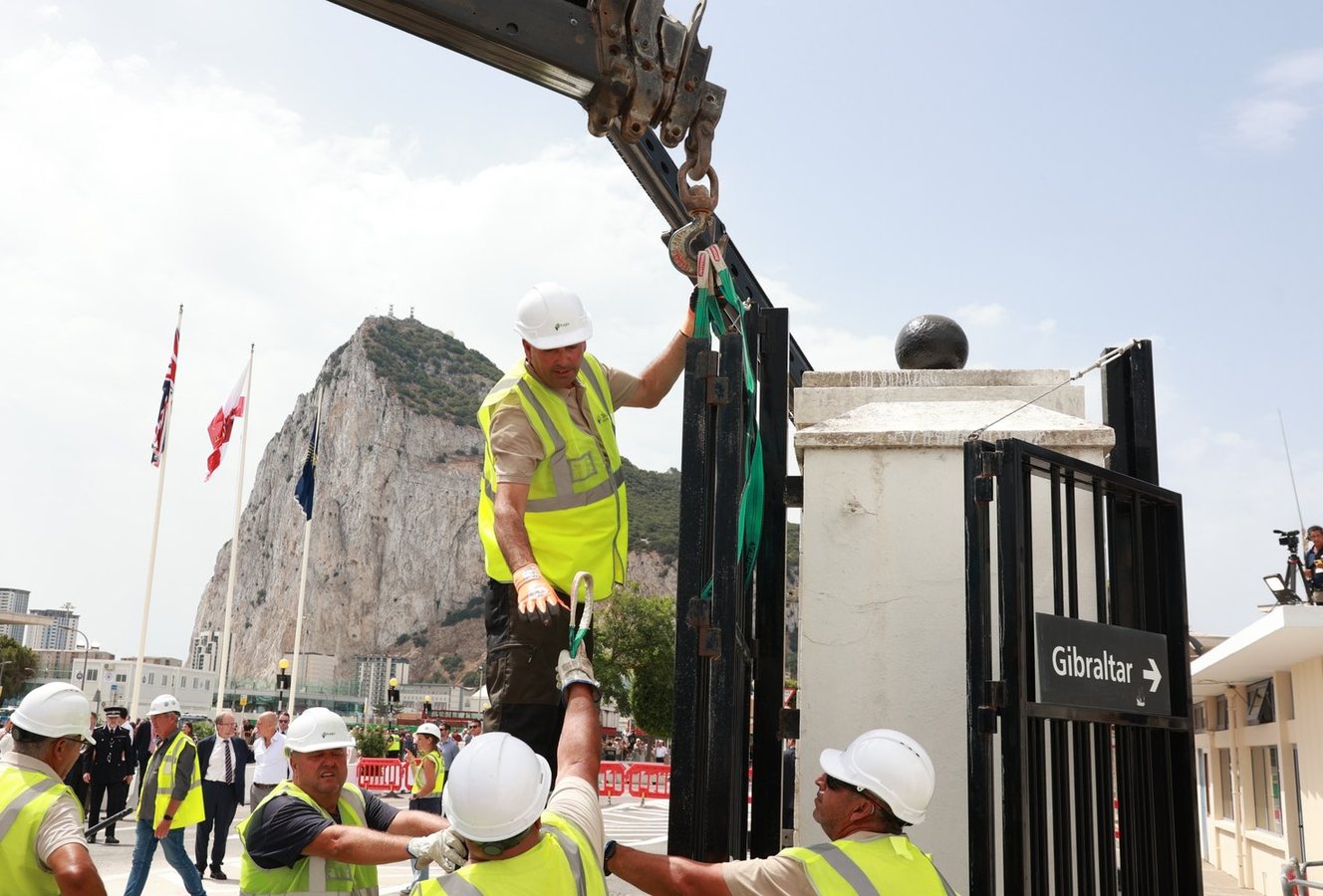 El Ministerio de Transportes de Gibraltar multa a 10 taxistas españoles e impide que los Uber operen en suelo llanito