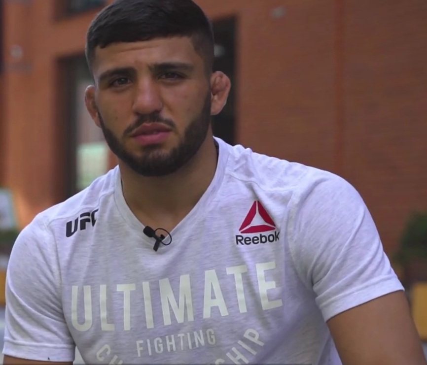 Боец UFC Царукян купил у американской девочки шоколада на 400 долларов