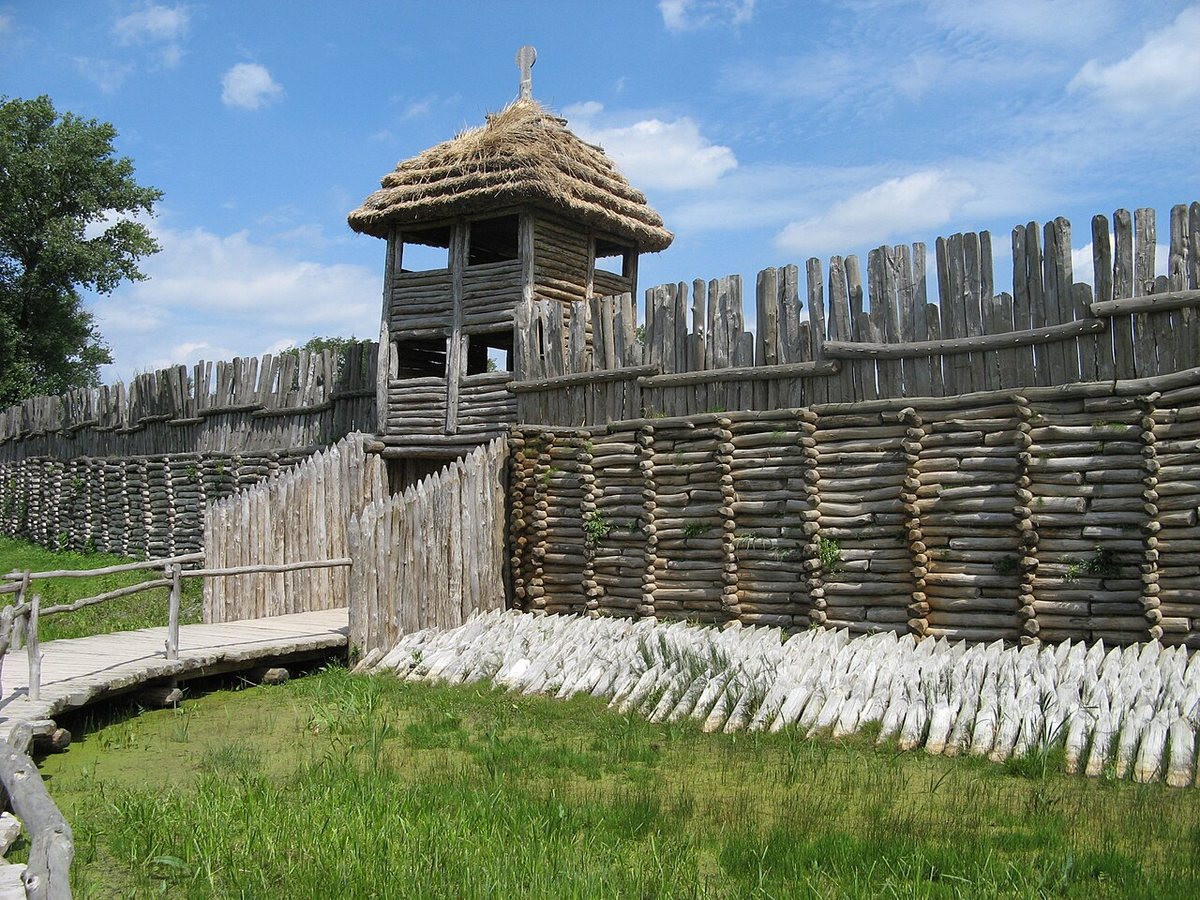 Reconstrucción de un asentamiento de la cultura lusaciana de la Edad del Bronce en Biskupin, datado en el siglo VIII a. C.