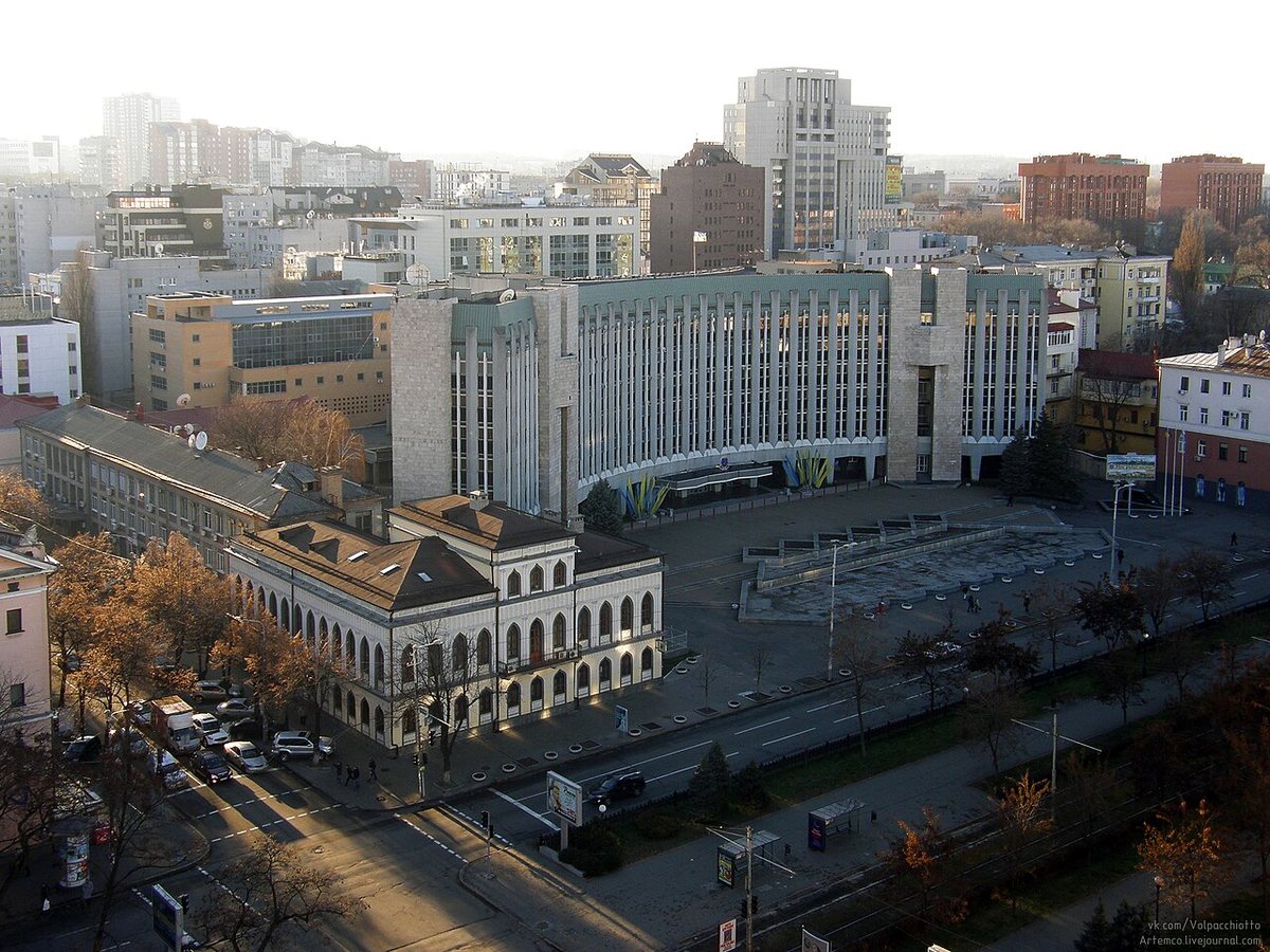 В третий раз за неделю возле горсовета. Россия снова атаковала центр Днепра, горел бизнес-центр