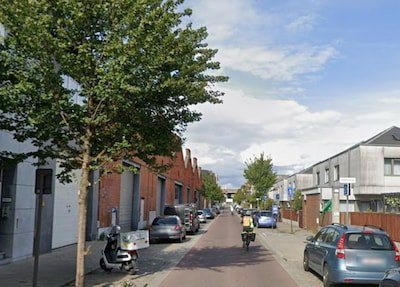 Fietsster (43) in levensgevaar na ongeval met openzwaaiende autodeur in Antwerpen