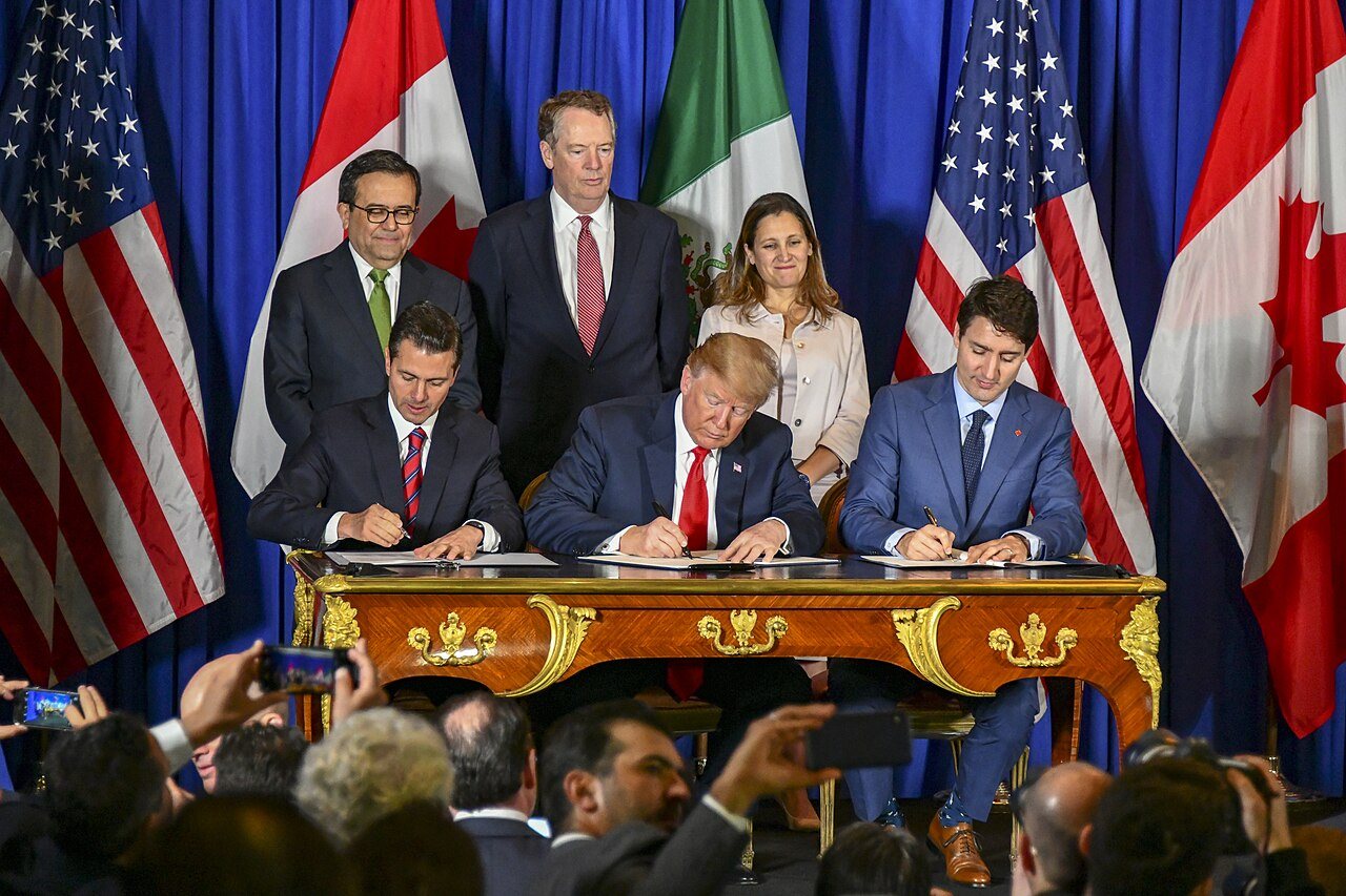Trudeau firma il CUSMA insieme al presidente statunitense Donald Trump e al presidente messicano Enrique Peña Nieto, 2018