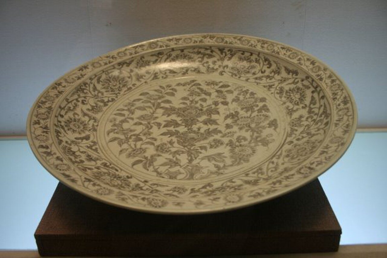 Plat en porcelaine de l'époque Hongwu, musée de Nankin