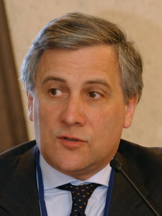 Renzi chiama i riformisti: "Lasciate il centrodestra". Tajani: "Solo Forza Italia è il centro"