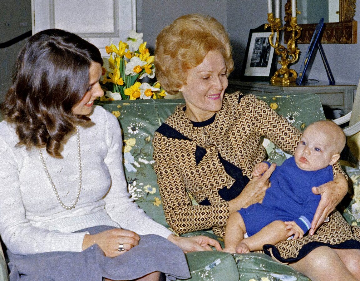 Margaret Trudeau con Pat Nixon che tiene in braccio Justin a Rideau Hall a Ottawa, 1972