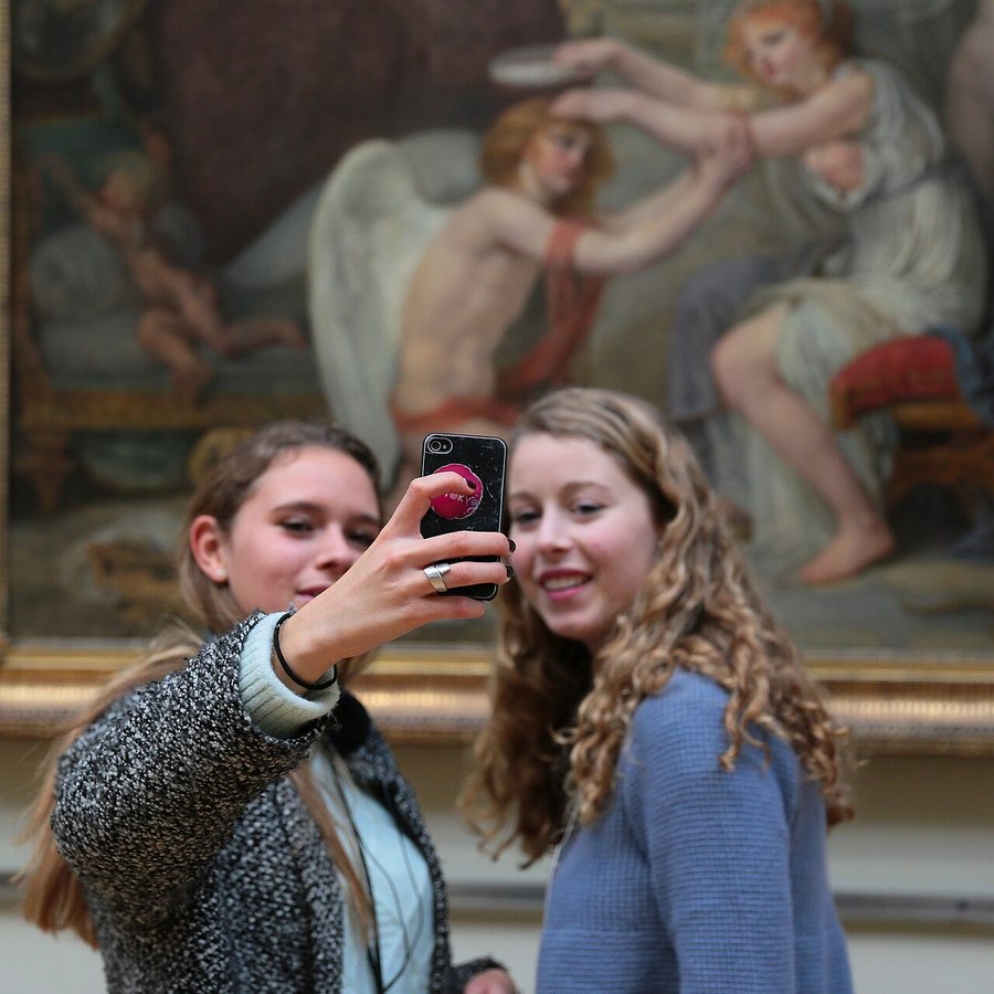 Zwei junge Frauen machen 2016 im Palais des Beaux-Arts in Lille, Frankreich, ein Selfie