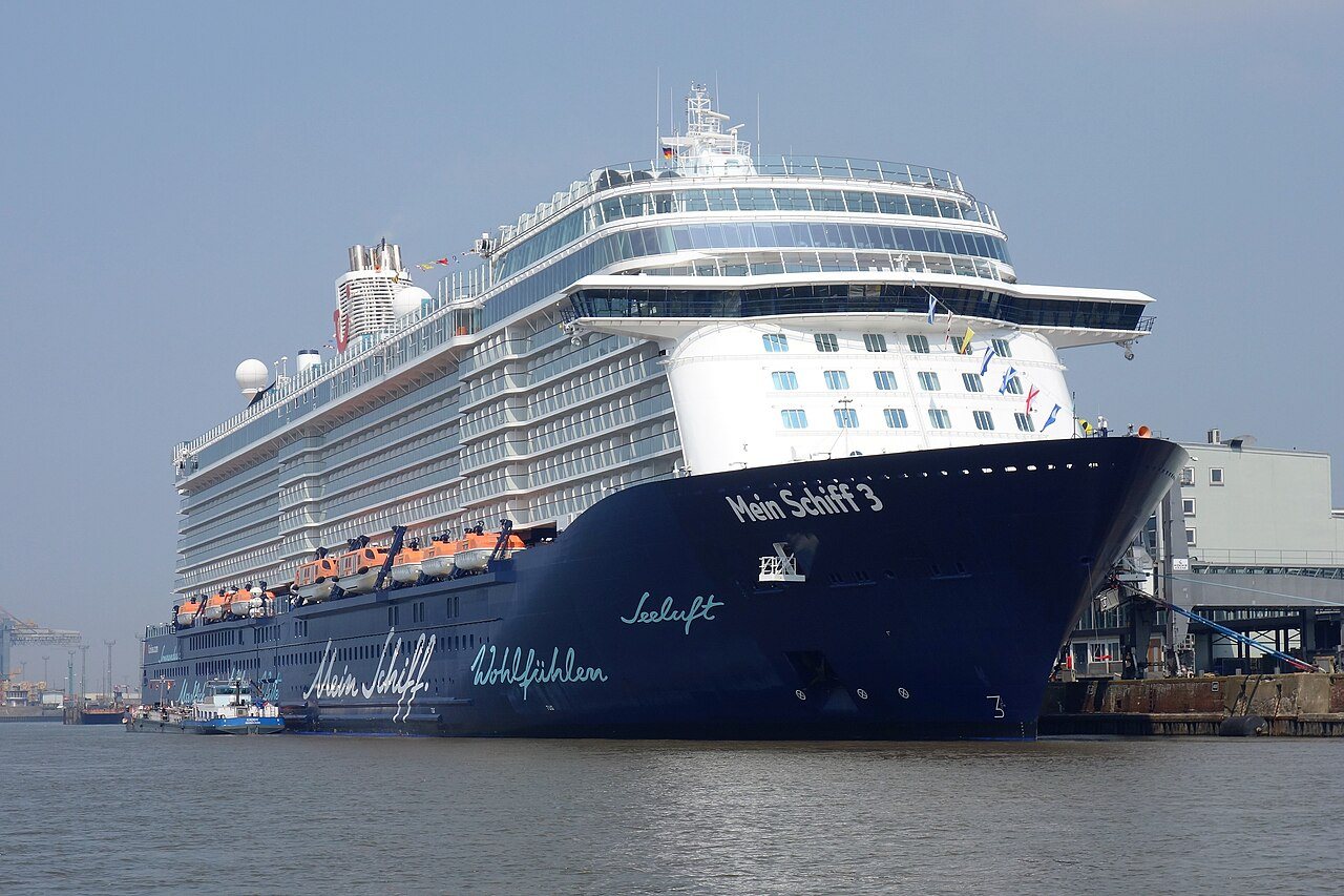 Лайнер Mein Schiff 3 зіткнувся з двома контейнеровозами в порту Бременгафен