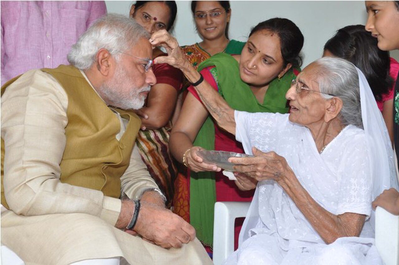 Modi trifft seine Mutter nach dem Gewinn der Parlamentswahl 2014