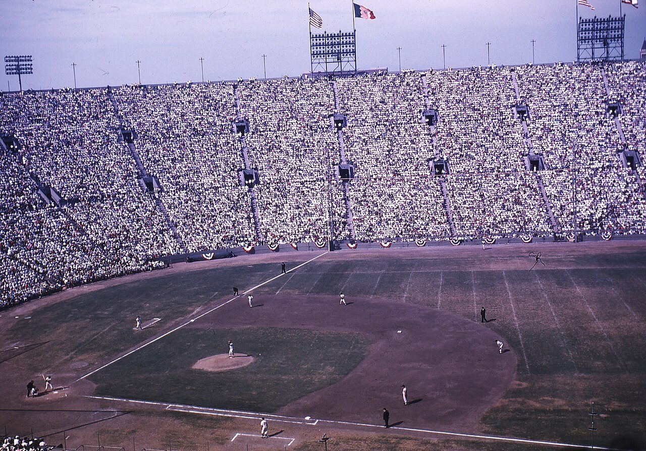 Akcja z World Series 1959 na stadionie Los Angeles Memorial Coliseum