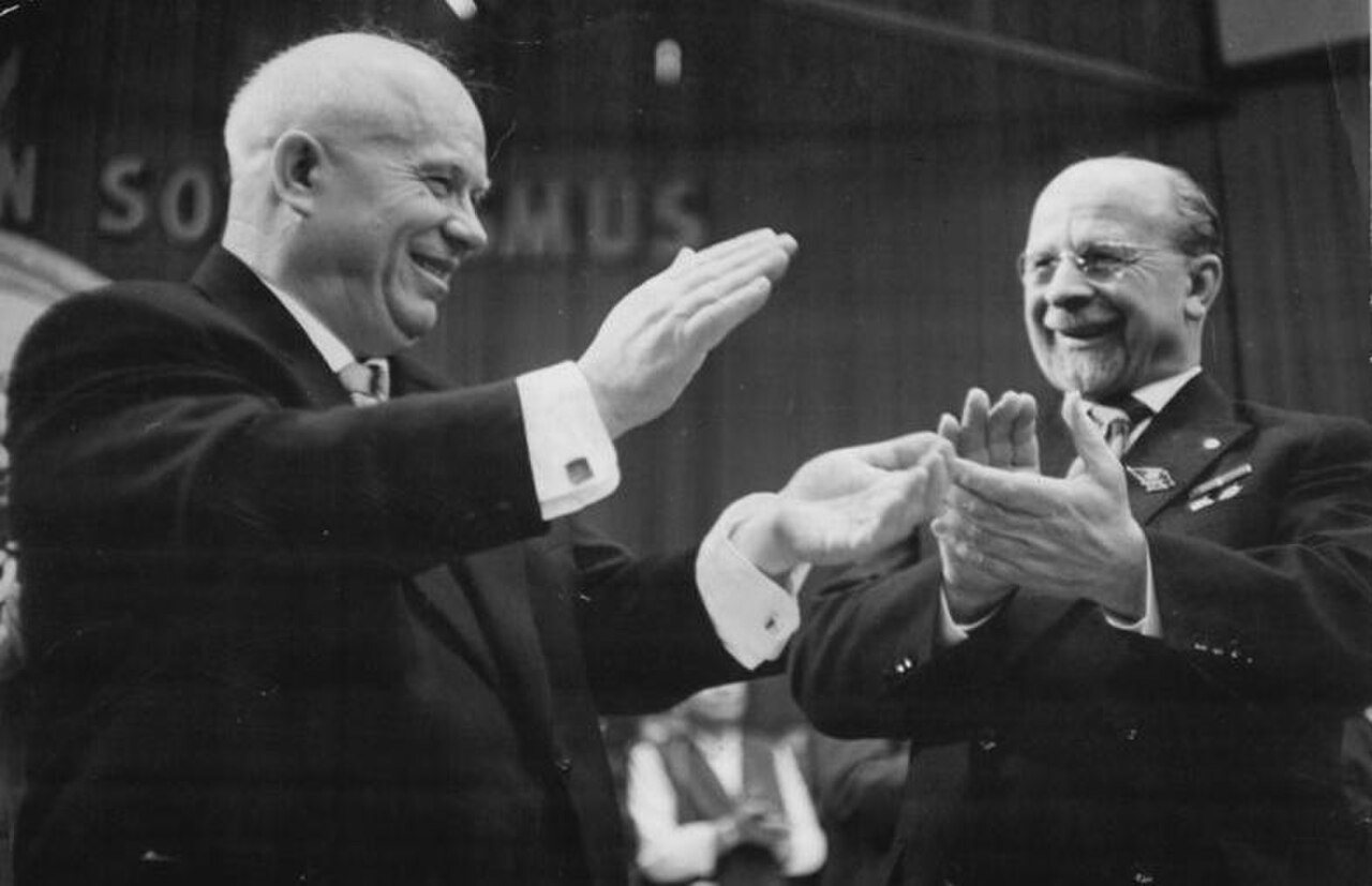Jrushchov (izquierda) y el dirigente de Alemania Oriental Walter Ulbricht, 1963