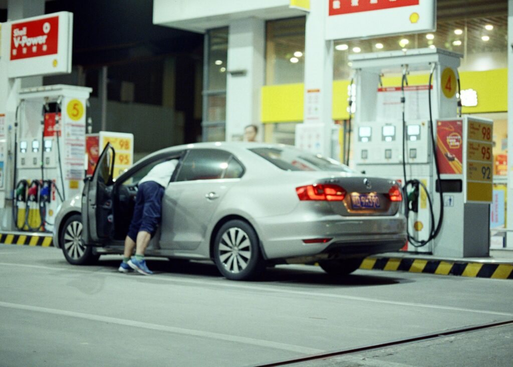 Când ar putea ajunge carburanții la 15 lei pe litru. Scenariul unui analist economic
