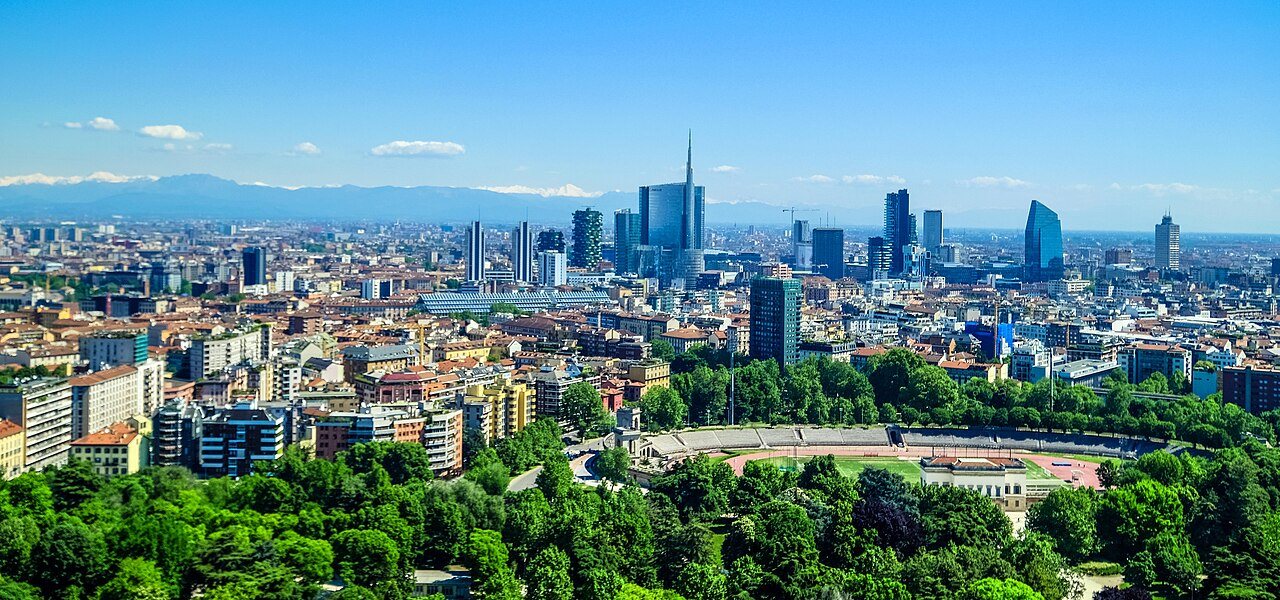 Mrakodrapy obchodní čtvrti Porta Nuova v milánské siluetě