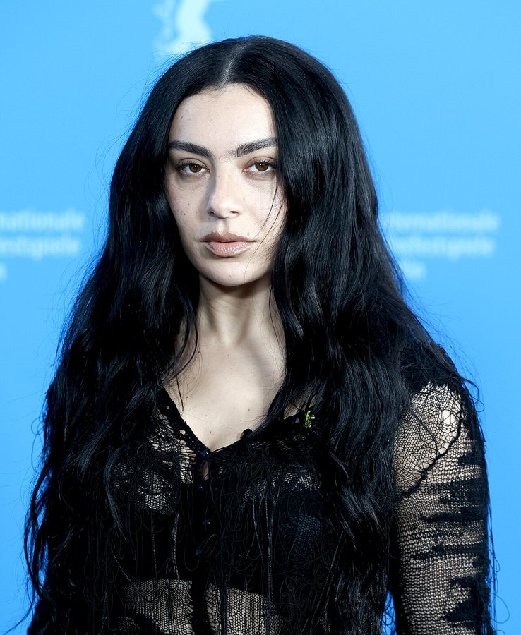 Il trucco occhi sfumato di Charli xcx dona profondità allo sguardo ed è perfetto per le serate autunnali e oltre
